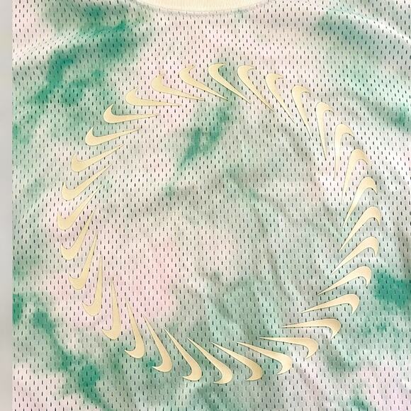 Nike Women’s Green and White Oversize Jersey Tie at Bottom Swish Circle Size S - Picture 10 of 10